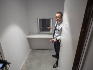 Rondleiding in nieuw politiecommissariaat Pajottenland, van beveiligd onthaal tot de cellen