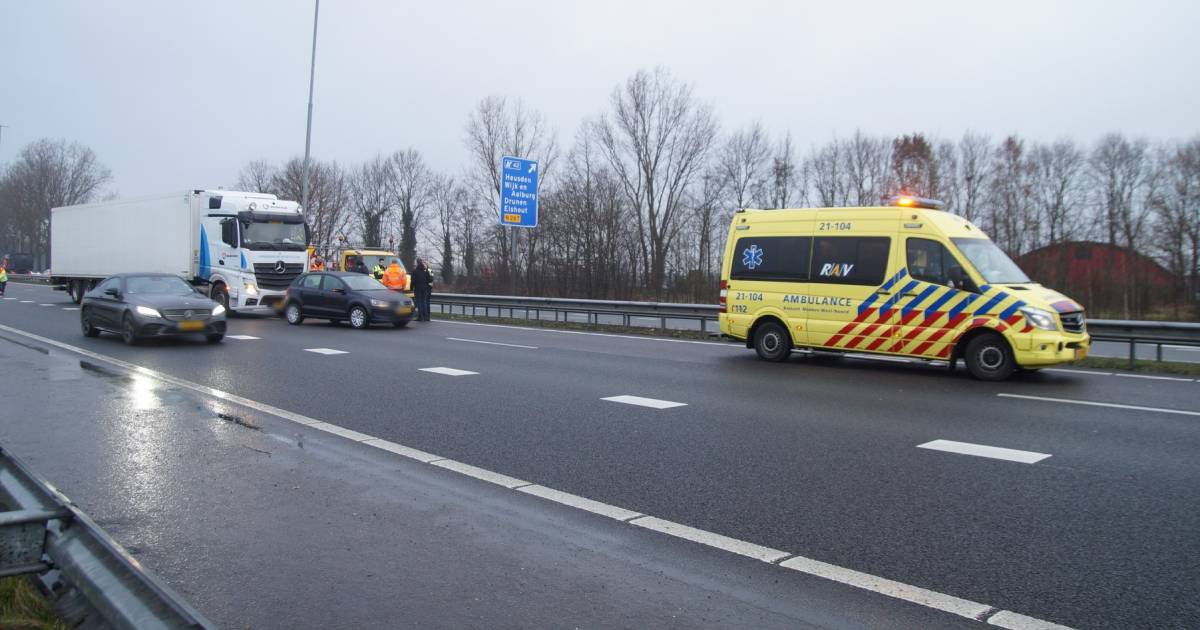 Gewonde bij botsing tussen vrachtwagen en busje op A59 bij Vlijmen.