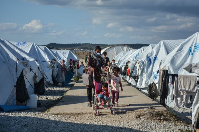 Migranten in een opvangkamp op Lesbos. De omstandigheden zijn zwaar, maar elders zou er zelfs gebrek zijn aan onderdak en voedsel, erkent de Nederlandse rechter in twee uitspraken.
