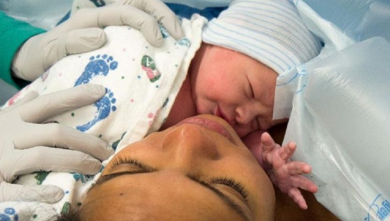 Vernederen galerij Doctor in de filosofie Ziekenhuis VS laat ouders betalen voor aanraken pasgeboren zoontje