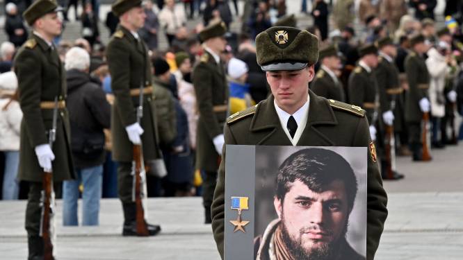 Commandant  Dmytro (27) stierf in het harnas, Oekraïne rouwt om gestorven held