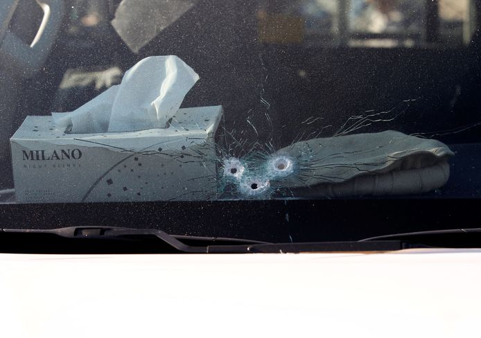 Kogelgaten in het raam van de auto waarin Tetsu Nakamura zat.