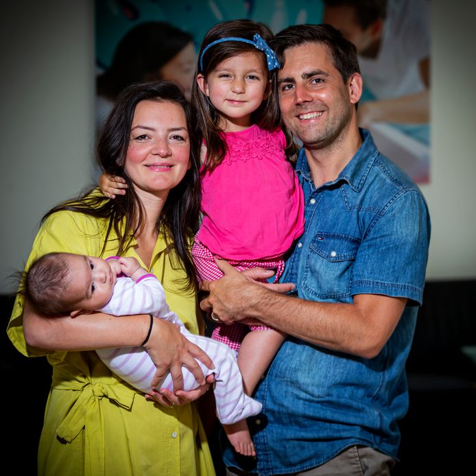 Bram Verbrugge samen met Emine en zijn dochters Sara en Lana.