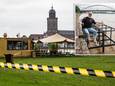 Aan beide kanten van de IJssel in Deventer grijpen horecaondernemers in: bij Meadow op het Deventer Stadsstrand is de boel met linten afgezet en Serge Andrée (inzet) haalde zijn terras weg van het Wellepad.