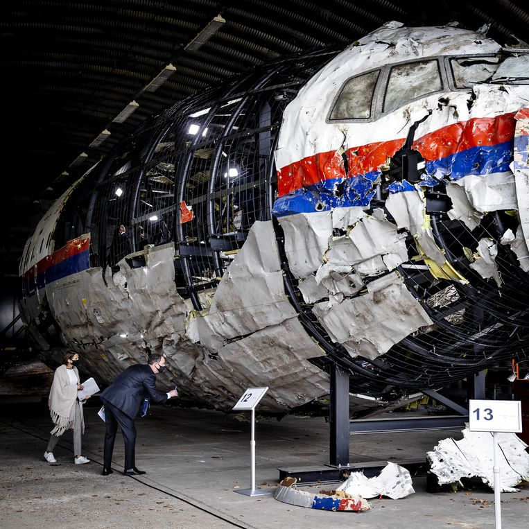 Advocaten bekijken op vliegbasis Gilze-Rijen de reconstructie van het in 2014 neergeschoten MH17-toestel. De schouw is onderdeel van het MH17-strafproces, dat maandag is begonnen.  Beeld Sem van der Wal / ANP