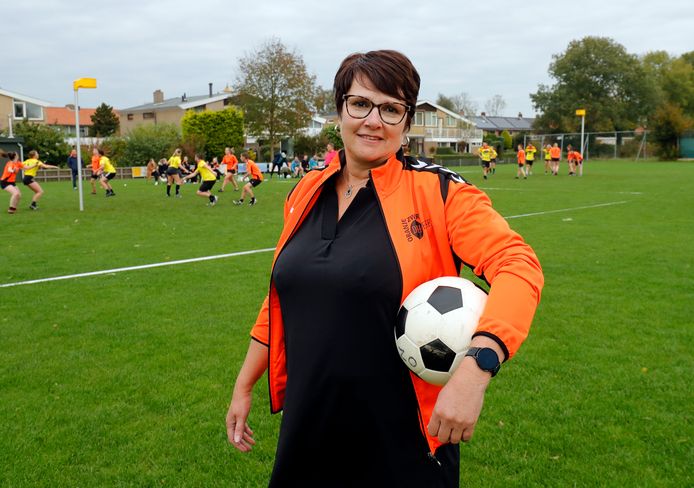 Myriam Zwijgers is enthousiast en ijverig bestuurslid bij korfbalvereniging Oranje Zwart/De Hoekse:.