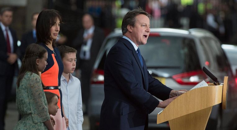 Cameron en zijn gezin bij zijn laatste speech Beeld epa