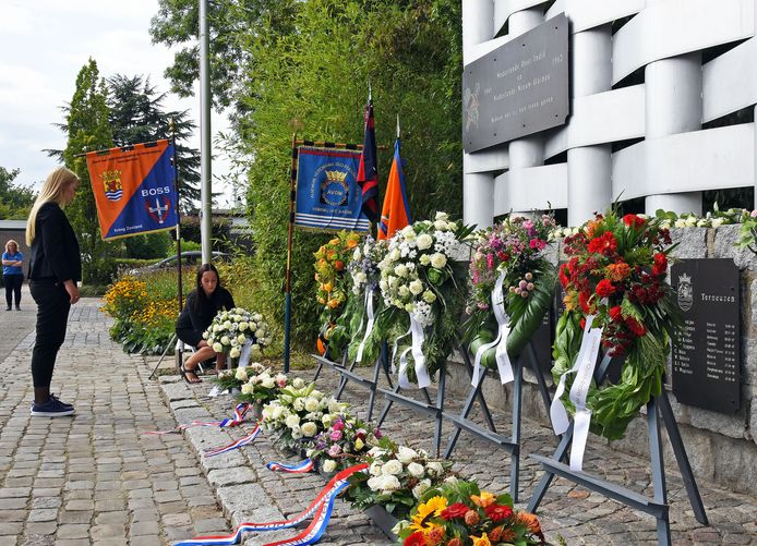 Herdenking bij het Oost-Indië-monument. Maaike Maas (links) en Esmee van Campenhout leggen een krans namens het Lodewijk College.