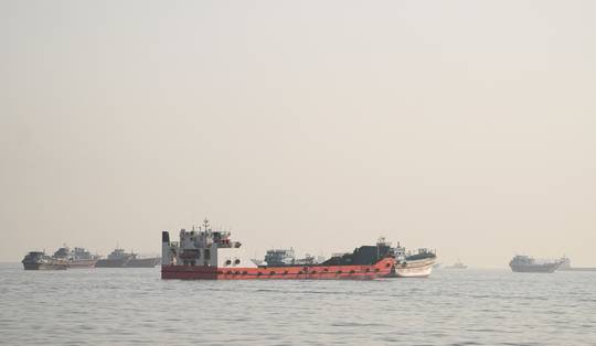 Iran zegt Straat van Hormuz geheel af te sluiten na Amerikaanse aanvallen, leger VS ontkent