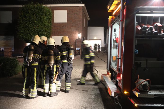 De brandweer werd opgetrommeld om de brand in het drugslab aan de Koolzaadweg in Berghem te bestrijden.