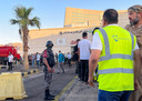 Mensen staan ​​buiten een ziekenhuis na het lekken van giftig gas uit een opslagtank in de Jordaanse haven van Aqaba.