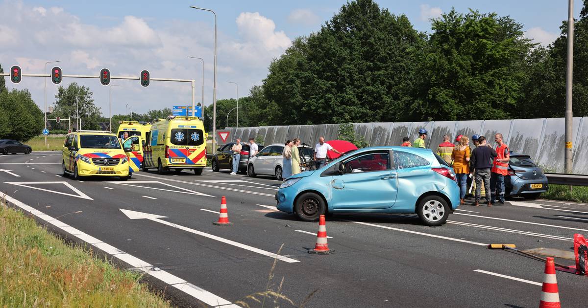 Twee gewonden bij botsing met meerdere auto’s op A28 bij Zwolle.