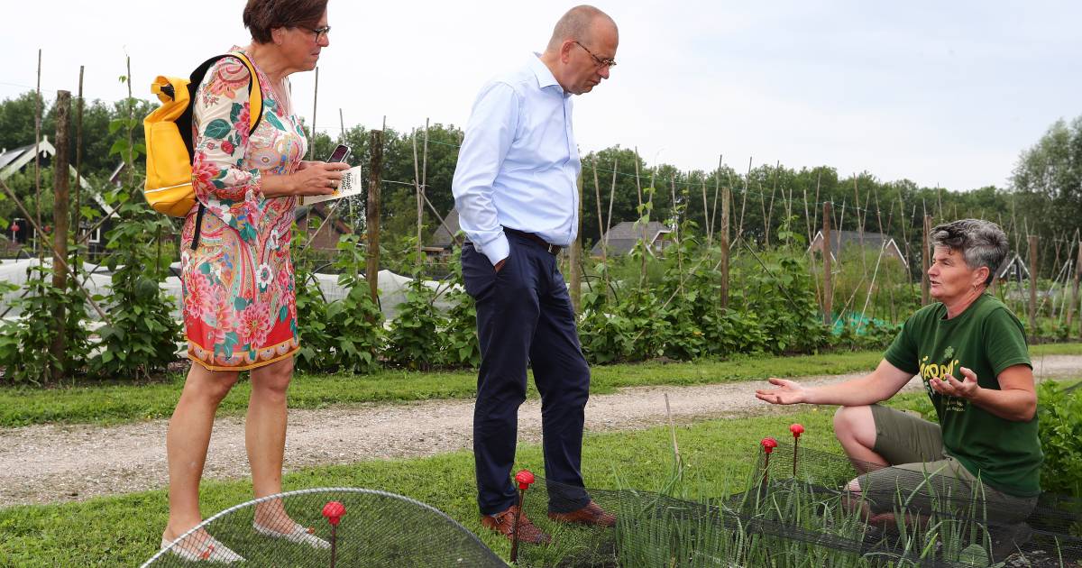 Genieten van telefooncirkels en buurtwinkels, burgemeester checkt op de fiets hoe dorpen zich redden