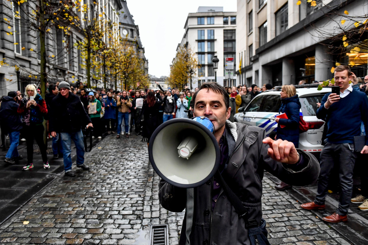 Acteur Michael Pas leidt het protest aan het Vlaams Parlement. Beeld BELGA