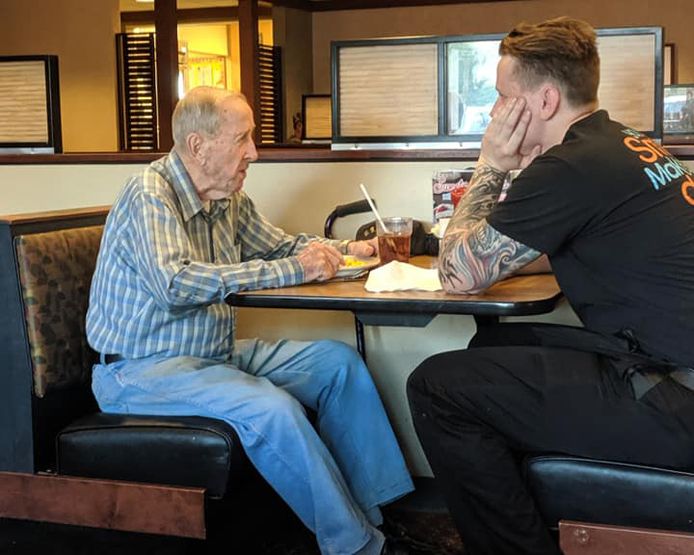 Veteraan Frank (91) in gesprek met ober Dylan Tetil..