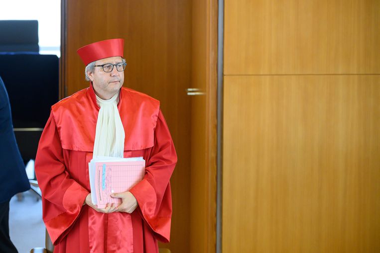 De voorzitter van het Bundesverfassungsgericht, Andreas Vosskuhle, dinsdag vlak voordat hij het vonnis van het Hof uitsprak.  Beeld AFP