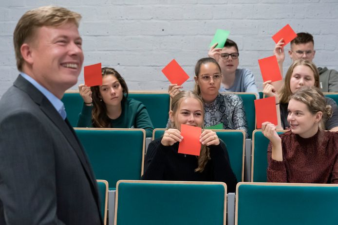 Rechter Sandor Bosch van het hof in Den Bosch gaf donderdag een gastles op het Elde College in Schijndel. Leerlingen konden met rode en groene kaartjes reageren op quizvragen.