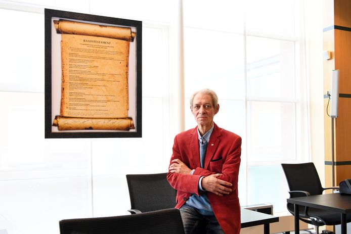 Piet de Peuter voor het raadstestament van Geertruidenberg, waarin namens de SVP een 11e punt is toegevoegd: 'Trouw blijven aan je eigen principes ook in tijden van maatschappelijke onrust’.