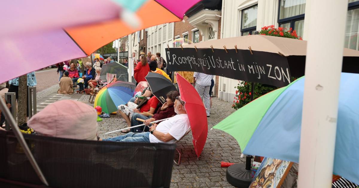 Kamperen op de stoep van het gemeentehuis en ‘filerijden’ in de Voorstraat: ludieke protestactie in 