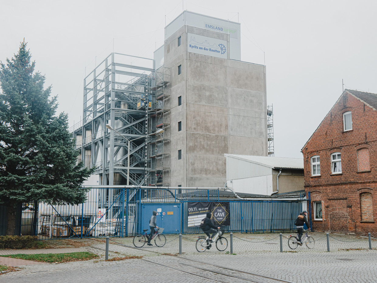 De aardappelverwerkingsfabriek, de economische motor van het stadje Kyritz.  Beeld Markus Reichmann