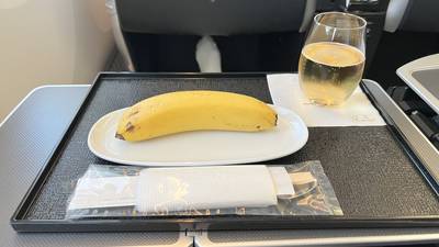 Luchtvaartmaatschappij serveert veganist banaan als ontbijt in Business Class