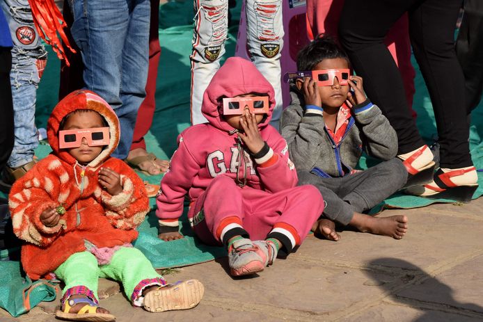 Ook de allerkleinsten bewonderen de zonsverduistering in Bhopal in India.