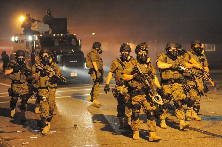 Agenten tijdens de betogingen op 17 augustus 2014 in ­Ferguson. ‘Ze waren nerveus, angstig, stonden op scherp.’  Beeld AFP