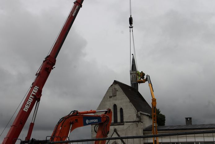 De ontmanteling van het torentje van de kapel bij de Heilige Familieschool.