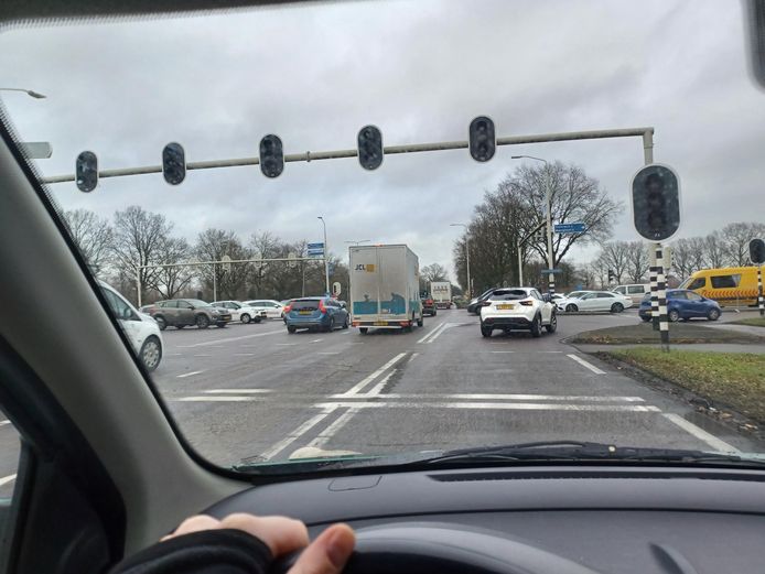 Het is door de stroomstoring chaotisch op de N65 van Oisterwijk naar Udenhout, omdat de verkeerslichten het niet doen.