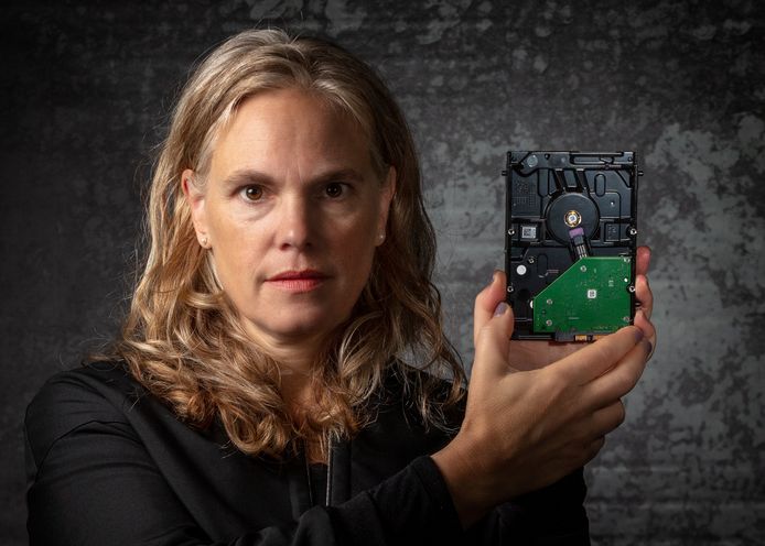Beeldkunstenaar Katrin Korfmann met harddisk die haar ‘image trash’ bevat.