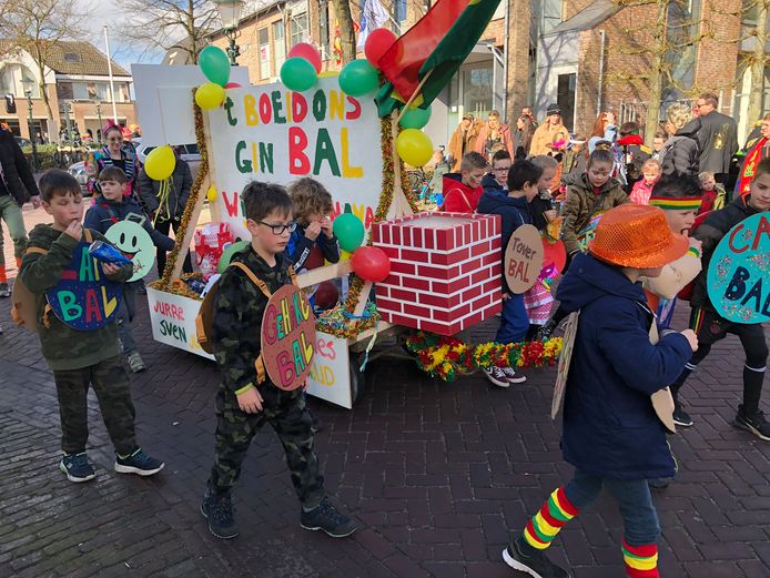 De optocht in Geffen is zwart maar ook heel kleurrijk.