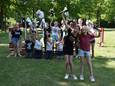 Janouk Bunthof (11) (vooraan in rode shirt) uit Helmond en Daphne Iepenburg (12) uit Mierlo (vooraan in zwarte shirt) organiseren een hobby horse evenement