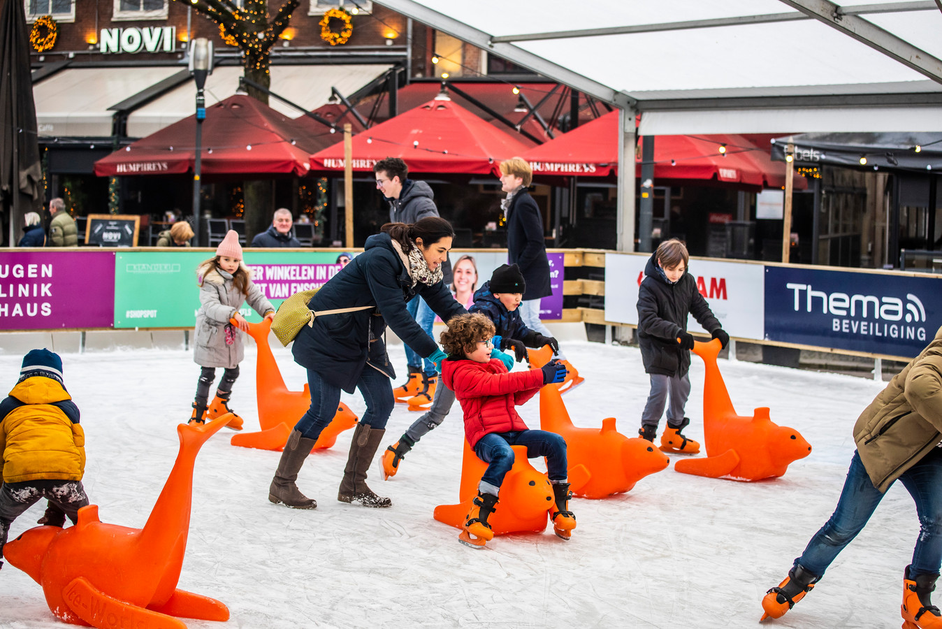 De Schaatsbaan Op De Oude Markt In Enschede Is Terug Schaatsen In De 
