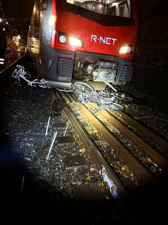 Het vermoeden is dat de fietsen doelbewust op het spoor zijn neergelegd.