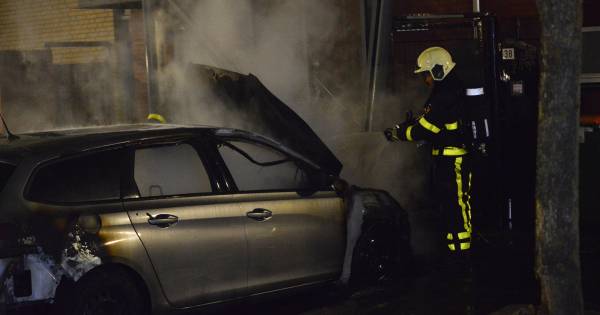 Auto gaat in vlammen op aan Scheldestraat in Breda: politie spreekt van brandstichting.