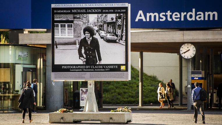 Het billboard met daarop een foto van Michael Jackson, gemaakt in 1977 in de Jordaan door Claude Vanheye, op het Gustav Mahlerplein aan de Zuidas. Beeld anp