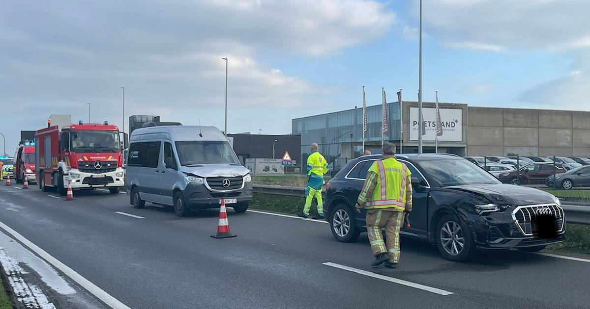 Passagierster lichtgewond bij kop-staart botsing langs Roeselaarse ring | Roeselare