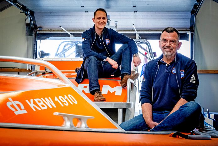 Joost Weeda (links) en Hans Vrieling op de reddingsboot van de KNRM in Dordrecht.  ,,Mensen die worden gered, zijn ze vaak zo geschrokken en dankbaar dat donateur worden.’’