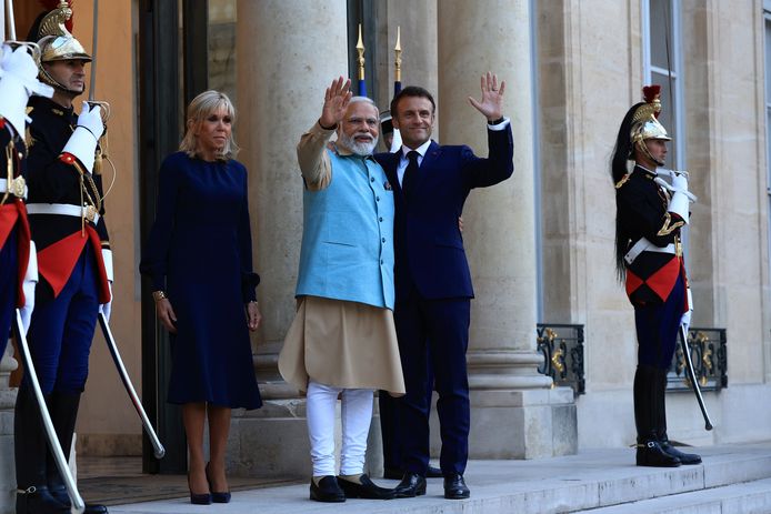 De Franse president Emmanuel Macron gisteren met de Indiase premier Narenda Modi en zijn vrouw Brigitte Macron.