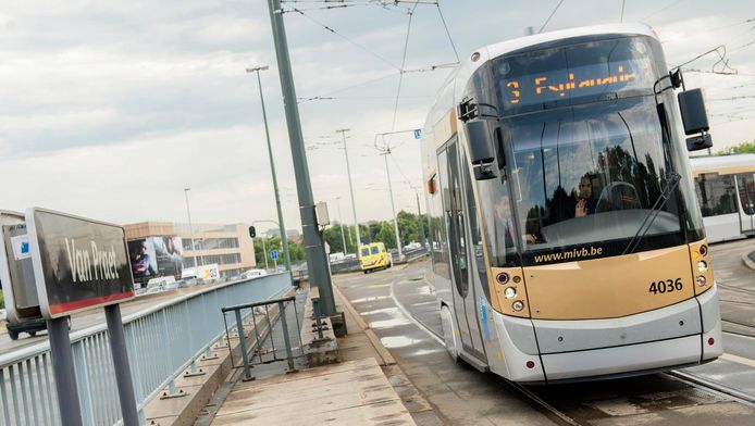 La circulation sur les lignes 3 et 7 ont été brièvement interrompues suite à un accident entre un tram et un camion à Laeken (illustration).
