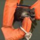 Schattige video: hulpeloze baby-wasbeer wordt op creatieve manier gered