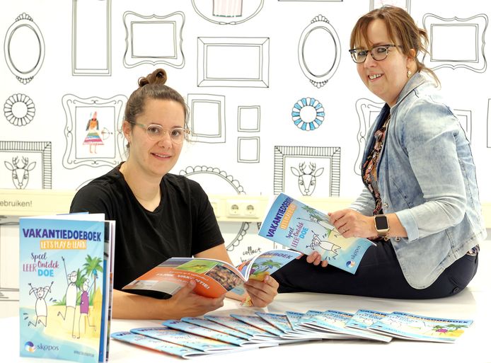 Tessa van Zadelhoff (rechts) en Annemieke Burg stelden het Vakantiedoeboek samen voor 1900 leerlingen in Schijndel.