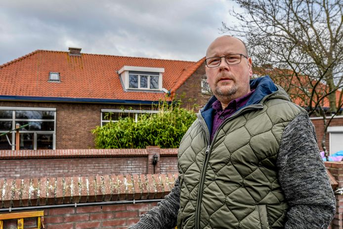 Dinteloorder Marco Krijgh heeft veel last van een groep arbeidsmigranten op de bovenetage van peuterspeelzaal Jip en Janneke. ,,Handhaving bij overlast? Gebeurt niet, er klopt niets van.”