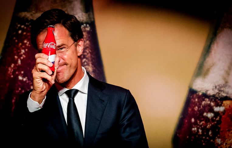 Premier Mark Rutte verricht de openingshandeling van de nieuwe Coca-Cola fabriek in Dongen in 2016. Beeld ANP