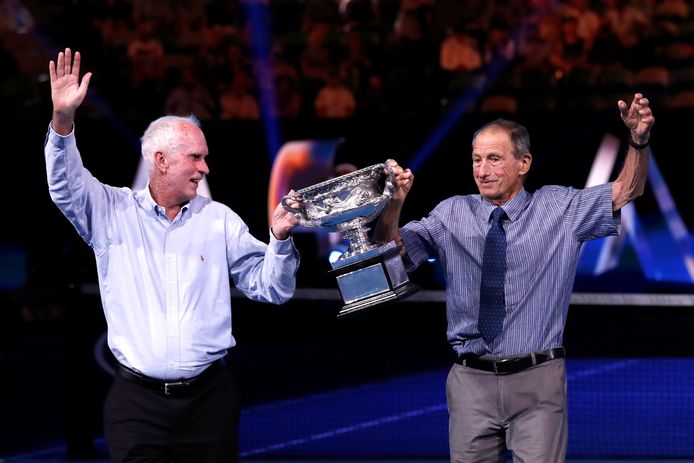 Ashley Cooper (rechts) en Bill Bowrey presenteren de trofee voorafgaand aan de finale in 2018.