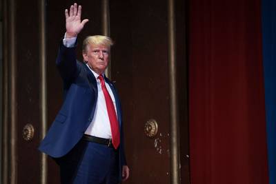 “Des choses qu’il a le droit d’emporter”: Trump s'exprimera mardi après sa comparution