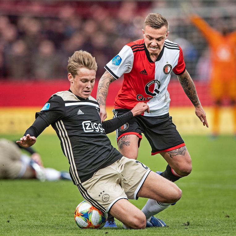 Jordy Clasie en Frenkie de Jong in duel.

 Beeld Guus Dubbelman