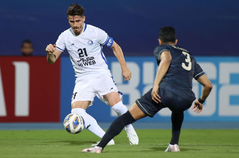 De Iraanse voetballer Voria Ghafouri (l.). Beeld AFP