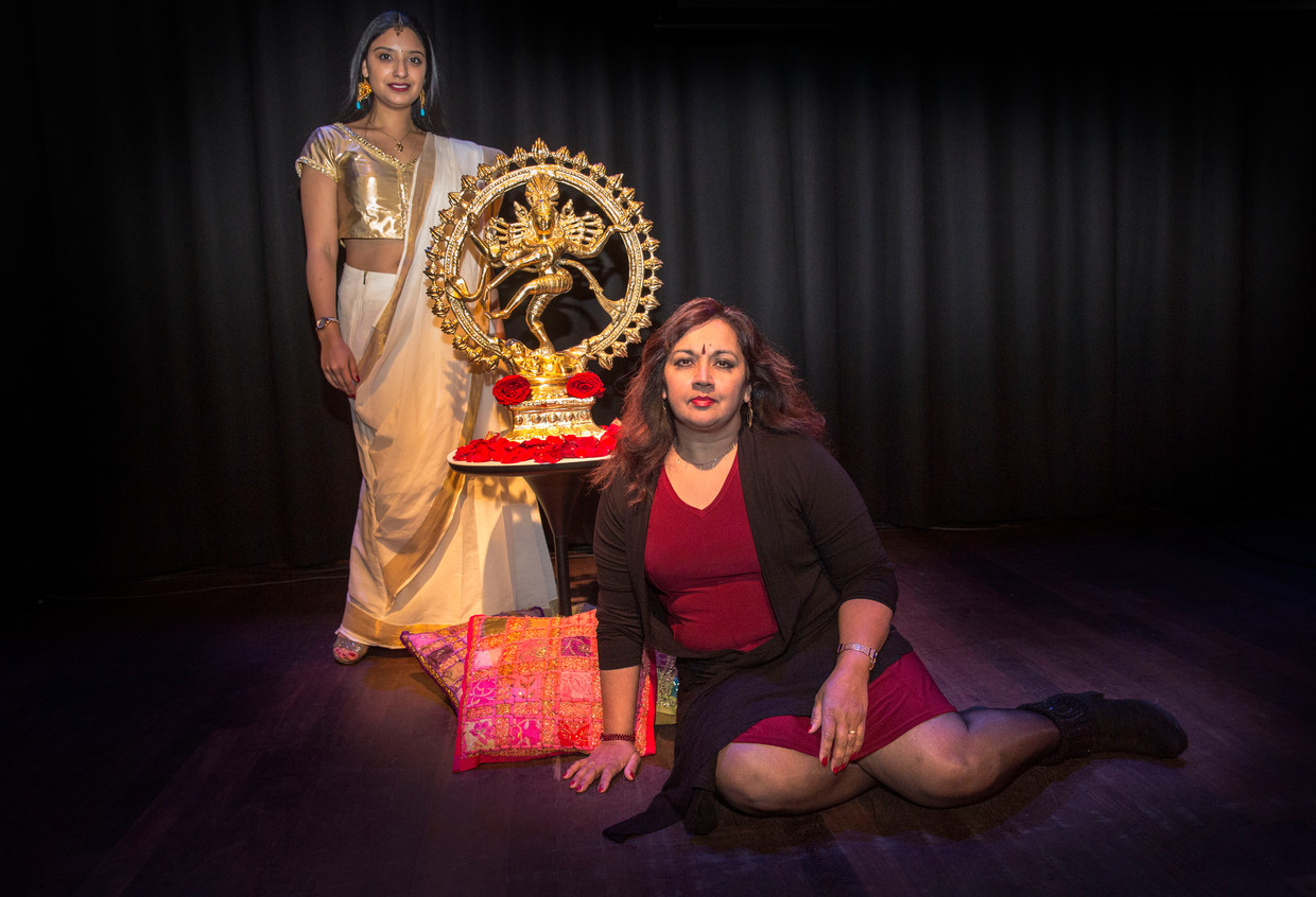 Aruna Jagesar bij een beeld van haar favoriete goddelijke persoonlijkheid: Shiva.  Beeld Arie Kievit