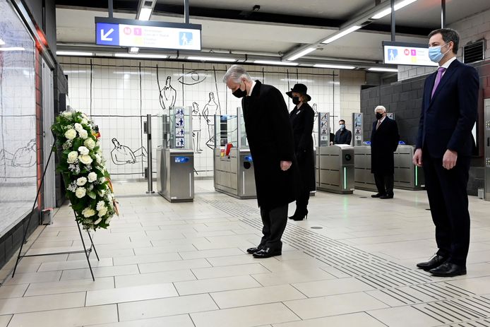 De koning buigt het hoofd ter nagedachtenis van de dodelijke slachtoffers van de zelfmoordaanslag aan metrostation Maalbeek (Brussel). De vorst is in het bijzijn van koningin Mathilde en premier Alexander De Croo.